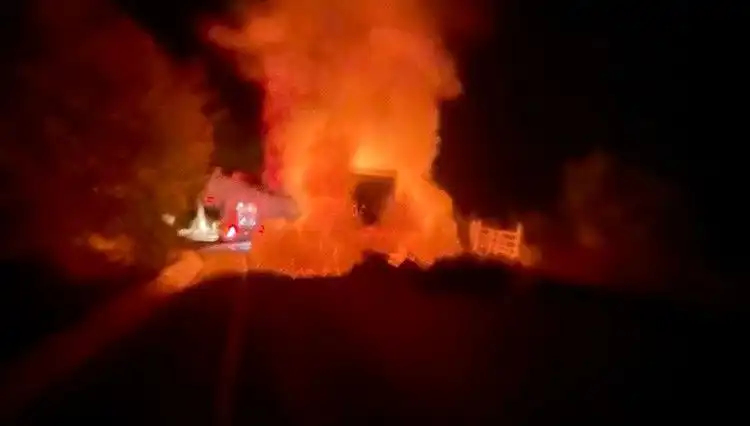 Seyir Halindeki Kamyonet Korkunç Bir Yangında Alev Alev Yandı