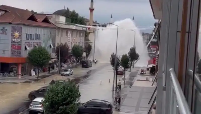 İçme Suyu Hattında Patlama: Su Fışkırması Sokakları Suya Boğdu!