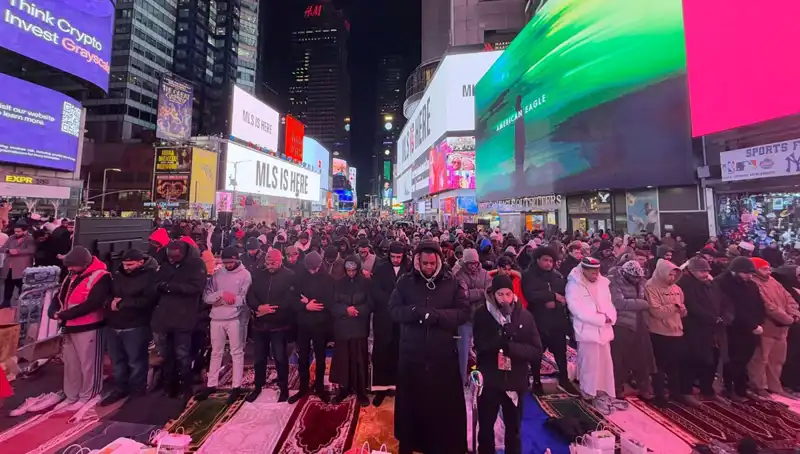 New York Times Meydanı’nda İlk Teravih Namazı Coşkusu: 2023 Ramazan’ı Unutulmaz Olacak!