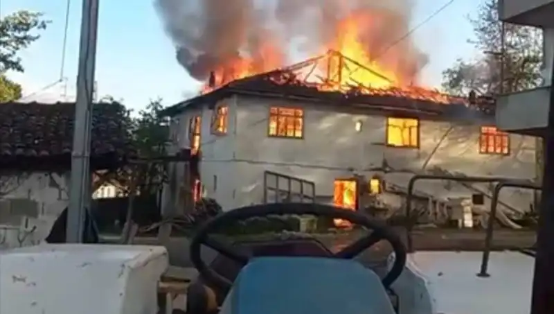 İki Katlı Evin Yıkımı: Alevler İçinde Kalan Bir Hayatın Hikayesi