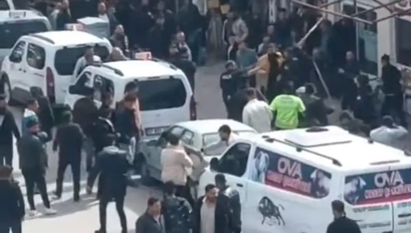 Erciş'te Taşlı Sopalı Çatışma: 7 Gözaltı ile Olayın Perde Arkası