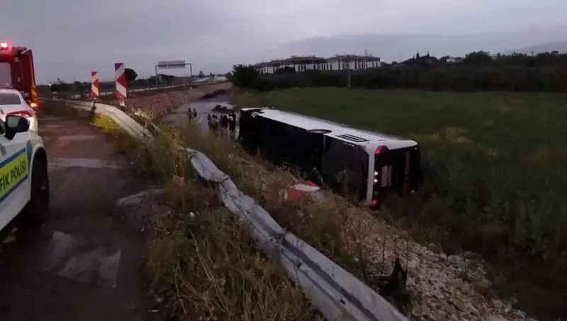 Manisa'da Yolcu Otobüsü Kazası: Çok Sayıda Yaralı Hastaneye Kaldırıldı