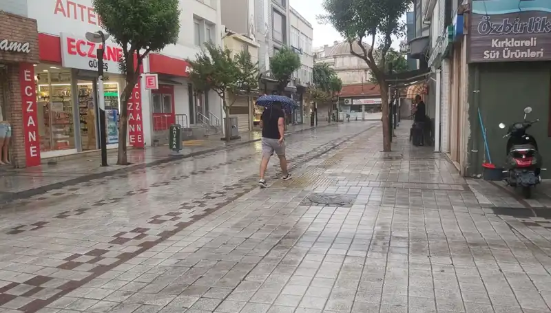 Kırklareli’de Aniden Yağan Sağanak Yağış Şehirde Hayatı Olumsuz Etkiledi