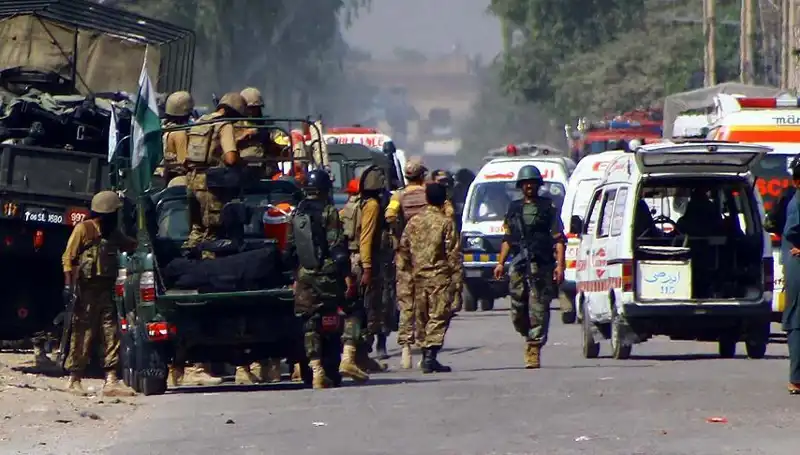Pakistan'da Camide Bombalı Saldırı: 4 Kişi Yaralandı, Güvenlik Tehdit Altında