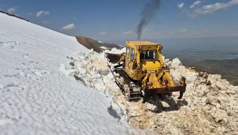 Nisan'da 2 Metreyi Aşan Kar: Yol Açma Çalışmaları Aralıksız Devam Ediyor
