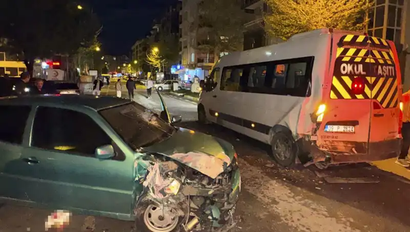 Otomobil Servis Minibüsüne Çarptı: Feci Kaza Sonrası 6 Yaralı