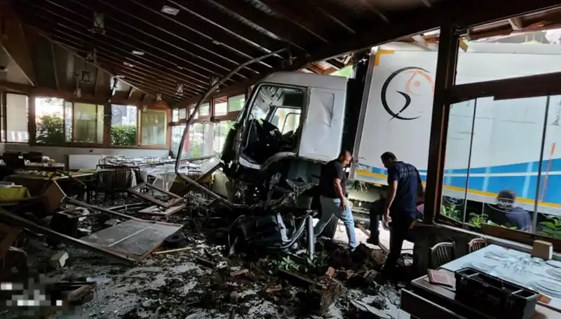 Freni Boşalan Kamyon, Restoranın İçine Dalınca Panic Anlar Yaşandı