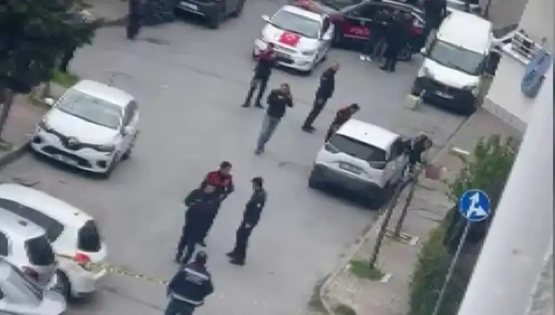 Yolda Yürüyen Adamın Kurşun Yağmuruna Tutulma Anı Kameralara Yansıdı