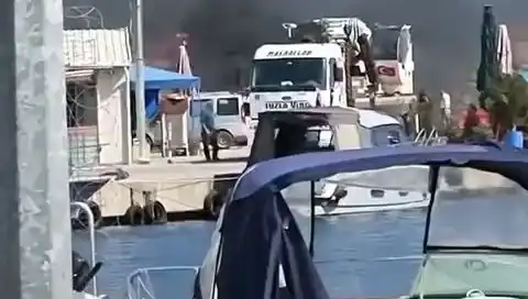 Tuzla'daki Balıkçı Barınağında Korkutan Lastik Yangını: Gözler Yangın Söndürme Ekiplerinde