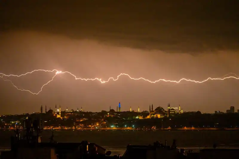 İstanbul'da Sıcaklık Aniden Düşüyor: Kar Geliyor mu?