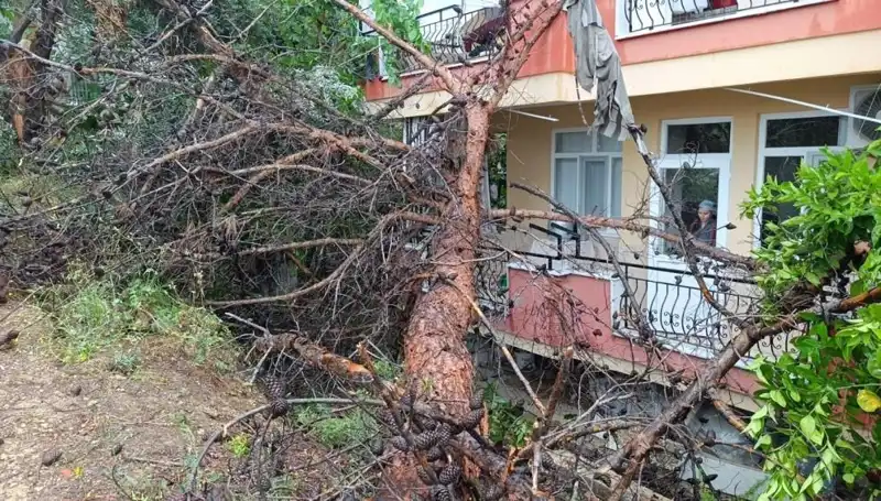 Yağmura Dayanamadı: Bina Çatıdan Koptu, Sokakta Dehşet Anları Yaşandı
