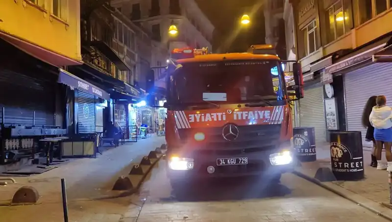 Beyoğlu’nda Asansör Boşluğuna Düşen Müşteri Hayati Tehdit Altında