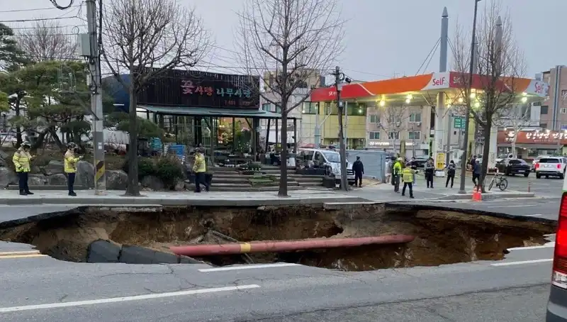 Güney Kore'deki Dev Çukur Motosikleti Yuttu: 1 Kayıp, 1 Yaralı!