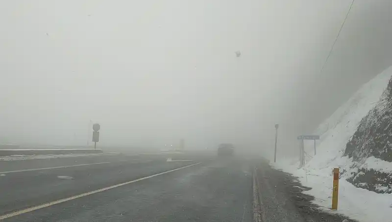Bolu Dağı'nda Yoğun Kar ve Sis Ulaşımı Olumsuz Etkiliyor
