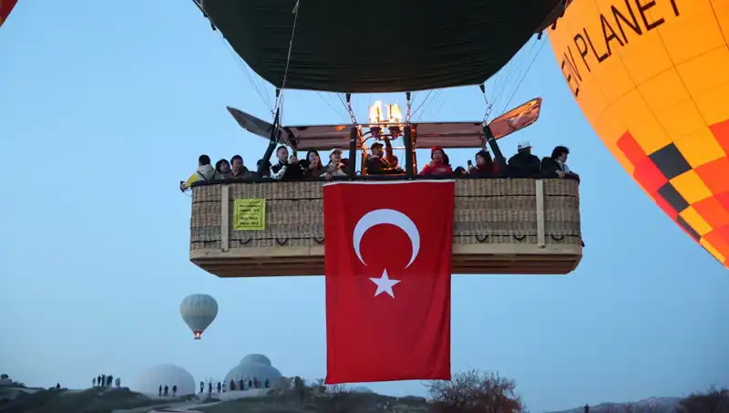 Kapadokya'da Türk Bayraklı Balonlar 23 Nisan İçin Gökyüzünde Dans Etti